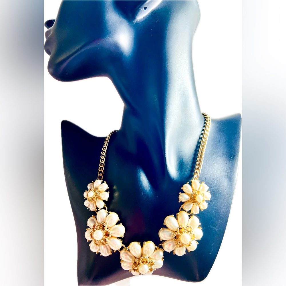 New Forever 21 Statement Floral Bib Necklace in Gold Tone with Pearls